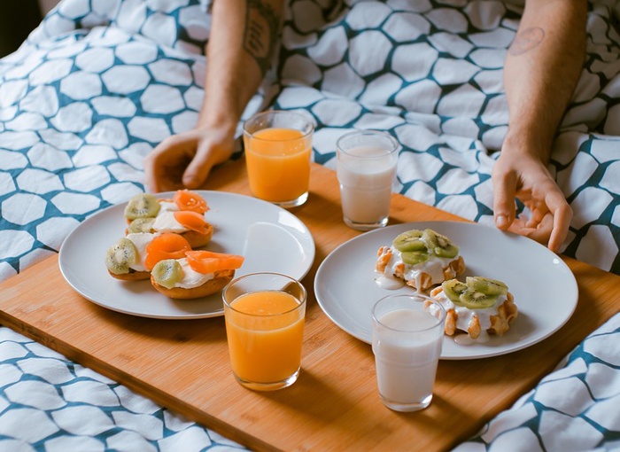 Should you brush before or after breakfast